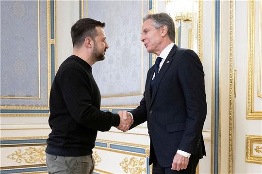 US-Außenminister Antony Blinken wird von dem ukrainischen Präsidenten Wolodymyr Selenskyj (l) begrüßt.