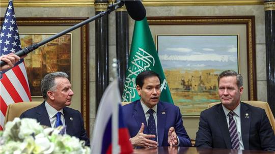 US-Außenminister Marco Rubio (M), der nationale Sicherheitsberater Mike Waltz (r) und der US-Nahostbeauftragte Steve Witkoff in Riad.