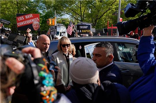 US-Autorin Jean Carroll (M) kommt zum Bundesgericht in Manhattan.