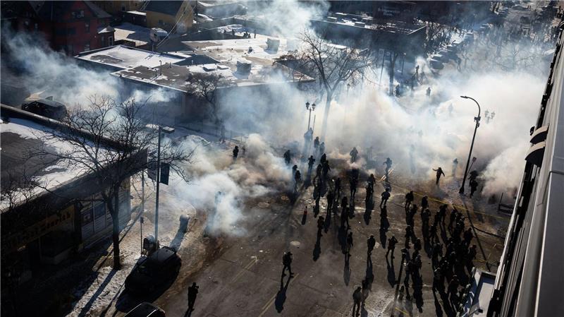 US-Bundesbeamte setzen Tränengas in Minneapolis ein.