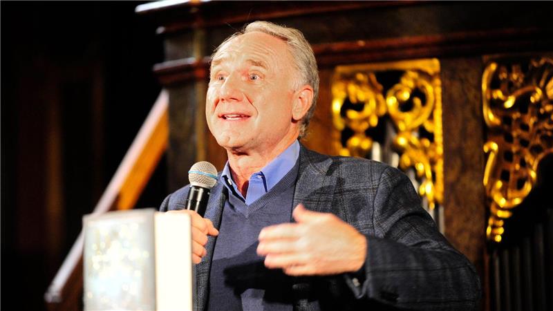 US-Erfolgsautor Dan Brown hat in der Spiegelkapelle des Clementinums, eines ehemaligen Jesuitenkollegs in Prag, seinen neuesten Thriller „The Secret of Secrets“ vorgestellt. 