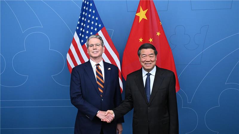 US-Finanzminister Scott Bessent (l) und Chinas Vize-Ministerpräsident He Lifeng trafen sich zu den Handelsgesprächen in Stockholm.