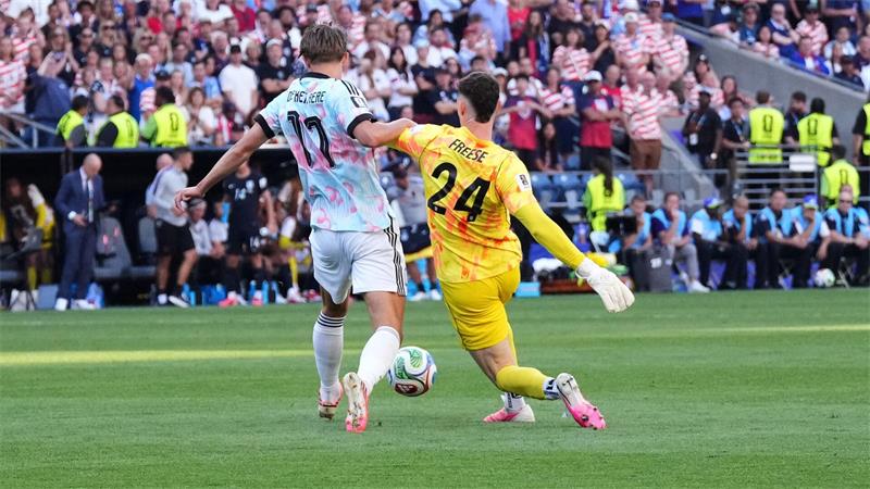 US-Keeper Freese leistete sich einen bösen Patzer.