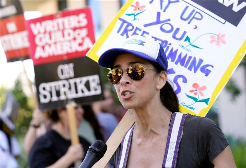 US-Komikerin Sarah Silverman streikt vor den Netflix-Studios in Los Angeles.