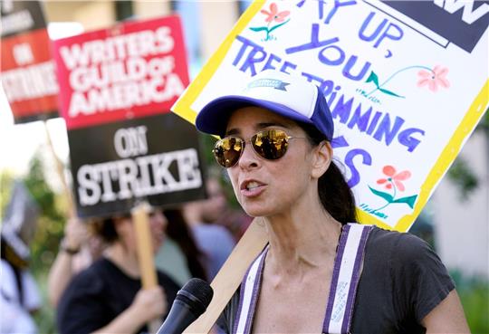 US-Komikerin Sarah Silverman streikt vor den Netflix-Studios in Los Angeles.