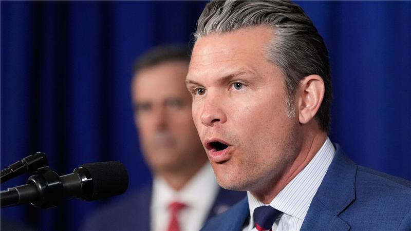 Das Foto zeigt US-Kriegsminister Pete Hegseth vor einem Mikrofon.