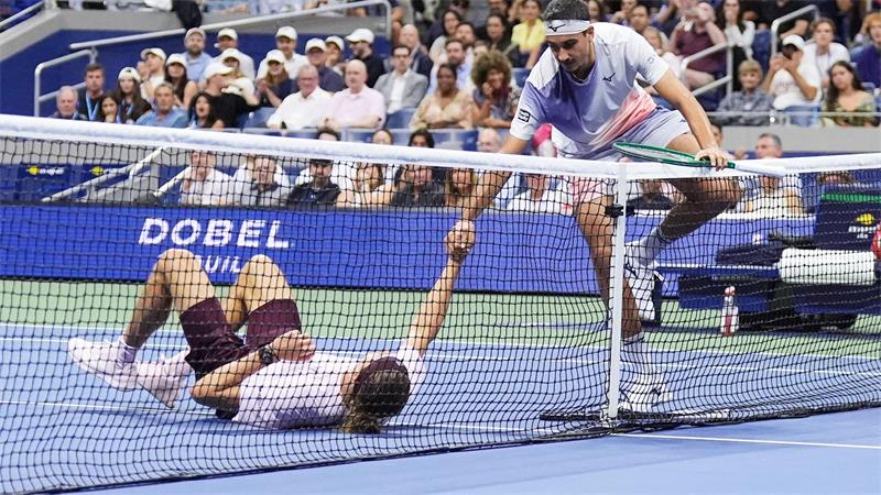 US Open: Lorenzo Sonego (r) hilft Alexander Zverev wieder auf die Beine.