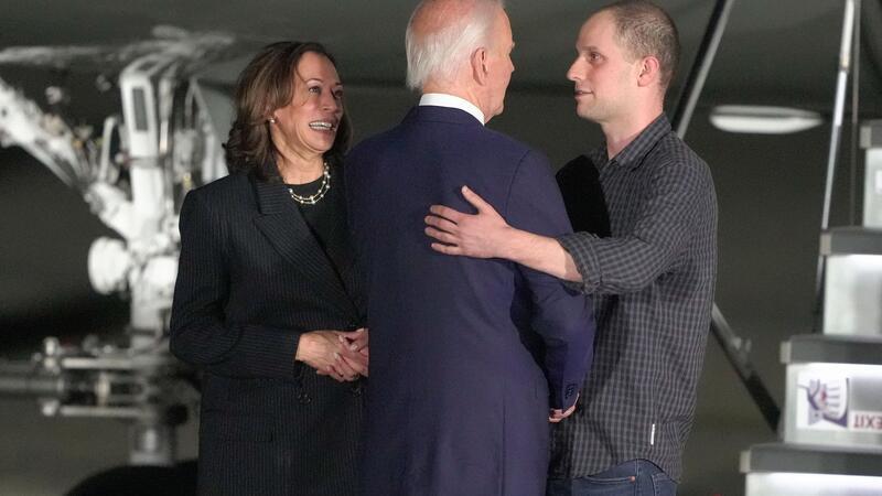 Deutschlands „hochsensibles Dilemma“ beim Gefangenen-Deal US-Präsident Biden und Vizepräsidentin Harris begrüßen den Reporter Gershkovich.