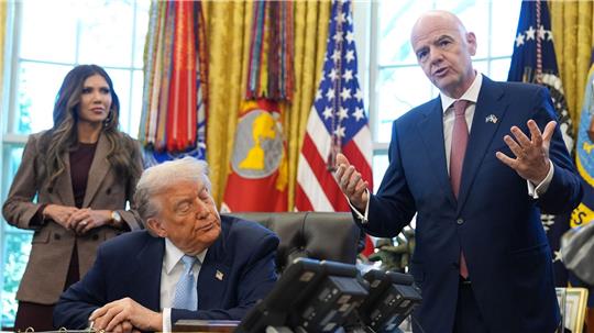 US-Präsident Donald Trump (M) droht mit Spielverlegungen, FIFA-Präsident Gianni Infantino gibt sich zurückhaltend.