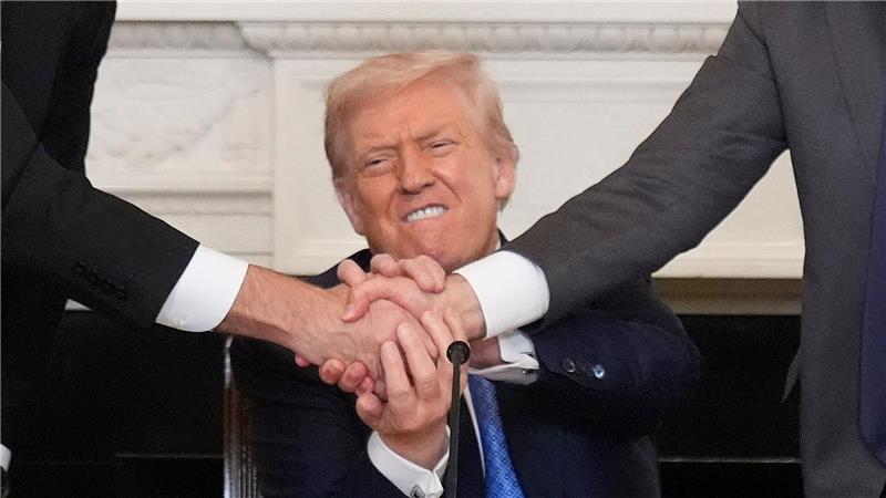 US-Präsident Donald Trump (M) schüttelt die Hände von Armeniens Ministerpräsident Paschinjan (r) und Aserbaidschans Präsident Aliyev während einer trilateralen Unterzeichnungszeremonie im State Dining Room des Weißen Hauses.