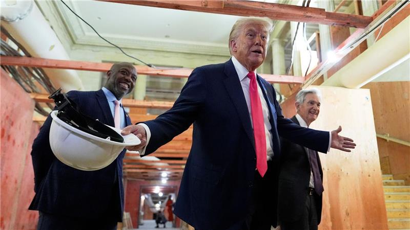 US-Präsident Donald Trump (M) sorgt bei Zentralbank-Chef Jerome Powell (r) für Kopfschütteln. (Archivbild)