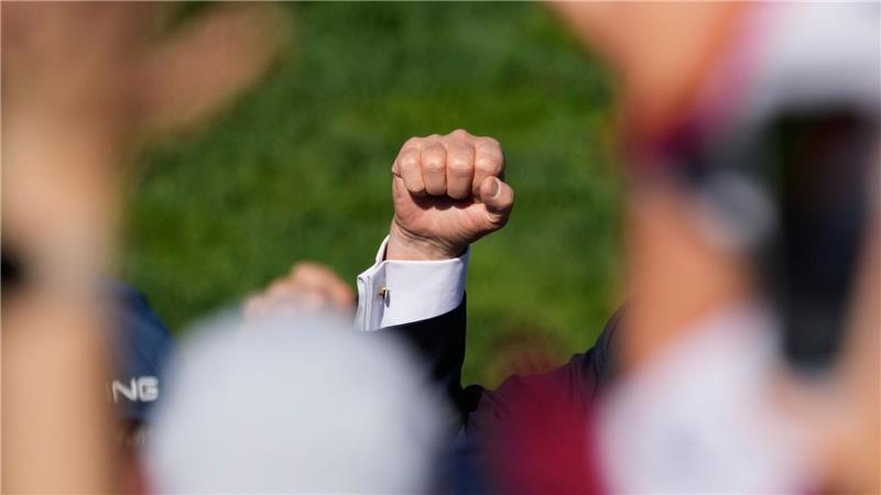 Bilder des Tages US-Präsident Donald Trump ballt die Faust, während er die Zuschauer beim Ryder Cup Golfturnier auf dem Bethpage Black Golfplatz in Farmingdale in den USA begrüßt.