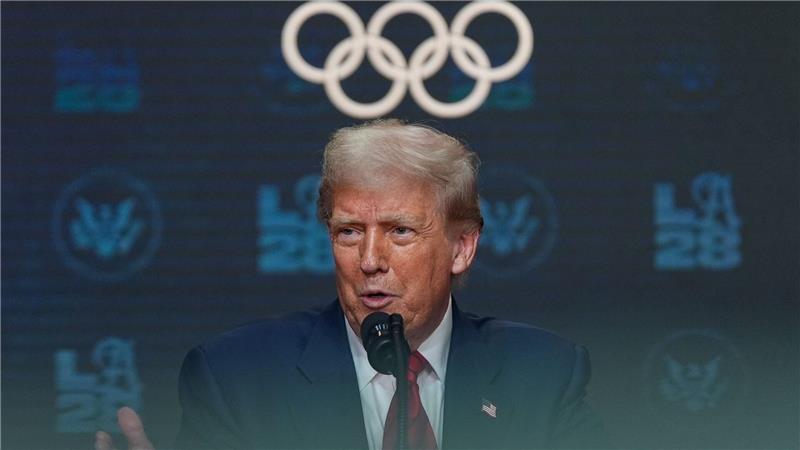 US-Präsident Donald Trump beantwortet Fragen von Reportern, nachdem er eine Anordnung über die Olympischen Spiele 2028 in Los Angeles unterzeichnet hat.