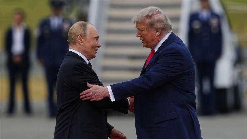 Bilder des Tages US-Präsident Donald Trump begrüßt den russischen Präsidenten Wladimir Putin auf der Joint Base Elmendorf-Richardson.