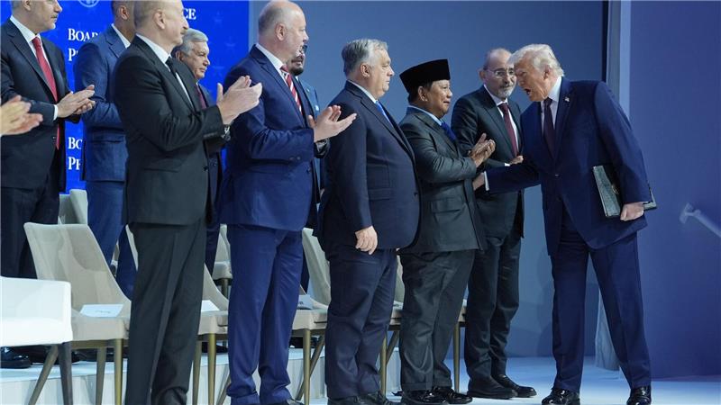 US-Präsident Donald Trump begrüßt die Unterzeichner.