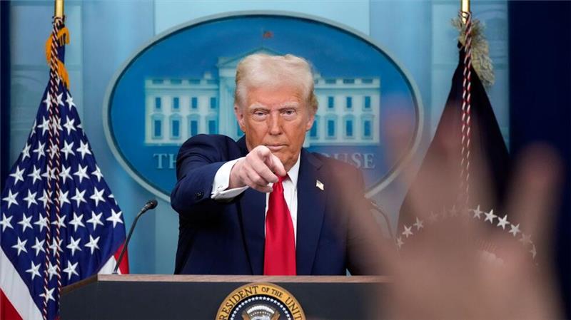 US-Präsident Donald Trump bei einer Pressekonferenz im Weißen Haus. Inzwischen inszeniert er sich als König von Amerika.