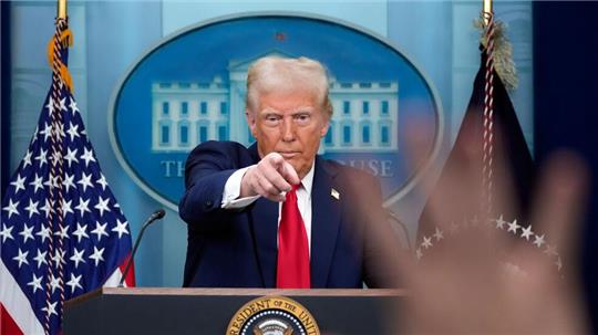 US-Präsident Donald Trump bei einer Pressekonferenz im Weißen Haus. Inzwischen inszeniert er sich als König von Amerika.