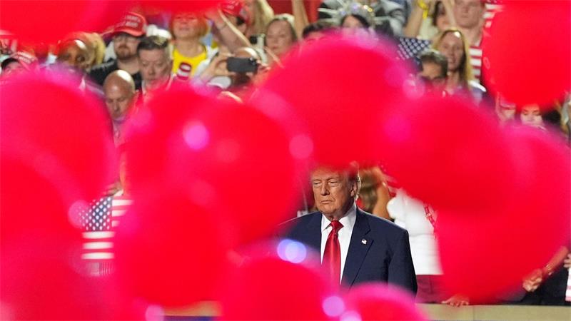 US-Präsident Donald Trump beobachtet auf dem Parteitag der Republikaner, wie Luftballons herabfallen.