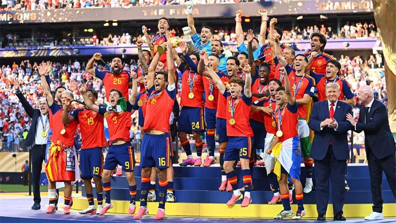 Spaniens WM-Helden: Titel-Party als „Retter des Fußballs“ US-Präsident Donald Trump blieb bei der Siegerehrung erneut zunächst auf der Bühne stehen.