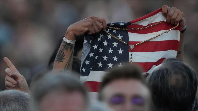 Der amerikanische Papst und der stolze Präsident US-Präsident Donald Trump frohlockt.