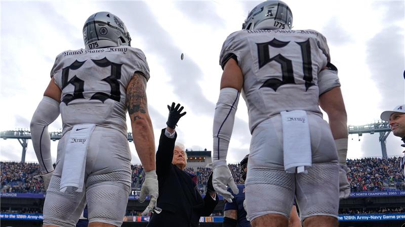 US-Präsident Donald Trump führt den Münzwurf vor dem Beginn des 126. Army-Navy NCAA College-Footballspiels im M&T Bank Stadium in Baltimore durch.