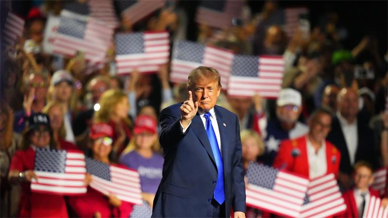 US-Präsident Donald Trump gestikuliert, als er seine Rede auf dem Parteitag der Republikaner beendet.