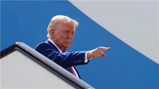 US-Präsident Donald Trump gestikuliert, während er an Bord der Air Force One geht. Die Königsfamilie in Katar will Trump ein Flugzeug im Wert von 400 Millionen Dollar schenken.