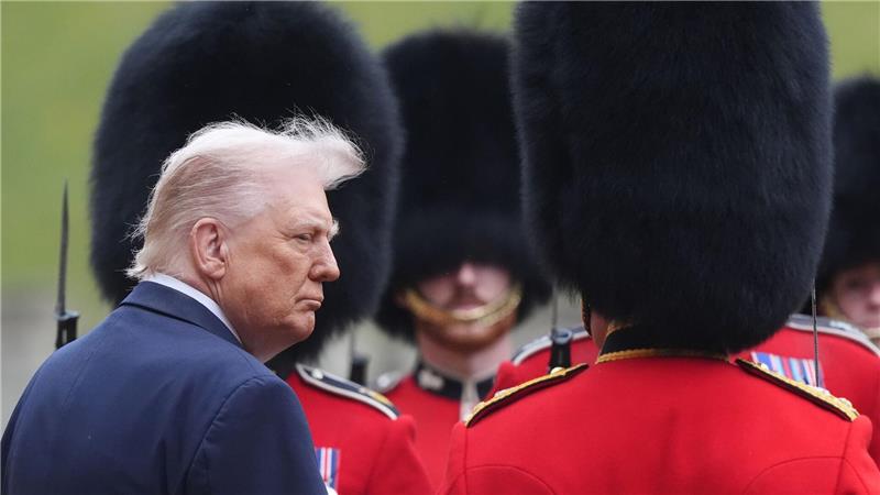 US-Präsident Donald Trump inspiziert die Ehrengarde während der feierlichen Begrüßung auf Schloss Windsor.