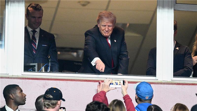 St. Brown feiert mit Gruß an Trump - Von Gegner geschlagen US-Präsident Donald Trump kam etwas verspätet im Stadion an.