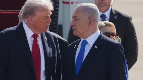 US-Präsident Donald Trump  (l) spricht mit Israels Ministerpräsident Benjamin Netanjahu. 