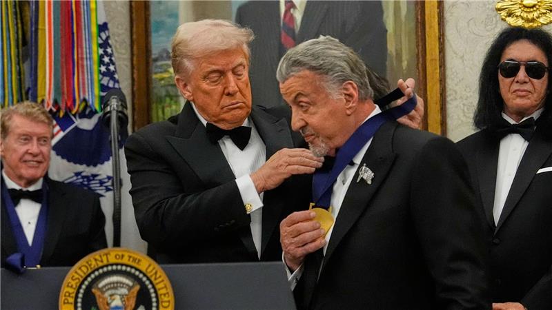 US-Präsident Donald Trump (l) überreicht Sylvester Stallone Kennedy Center Honors-Medaille.