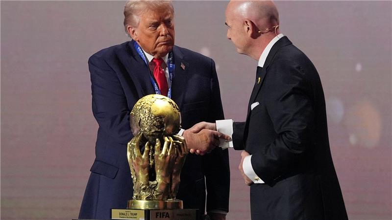 US-Präsident Donald Trump (l) und FIFA-Präsident Gianni Infantino beim Handshake. (Archivbild)