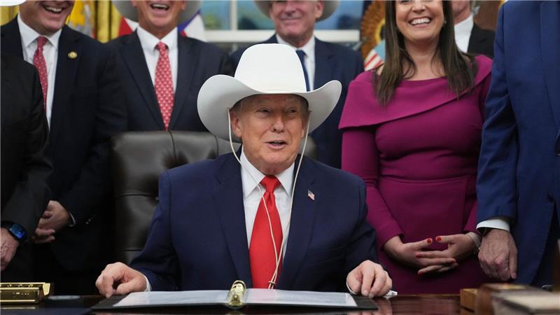 US-Präsident Donald Trump nimmt im Oval Office des Weißen Hauses in Washington an einer Zeremonie zur Unterzeichnung eines Gesetzentwurfs mit Mitgliedern des olympischen US-Eishockeyteams der Männer von 1980 teil und trägt einen Cowboyhut.