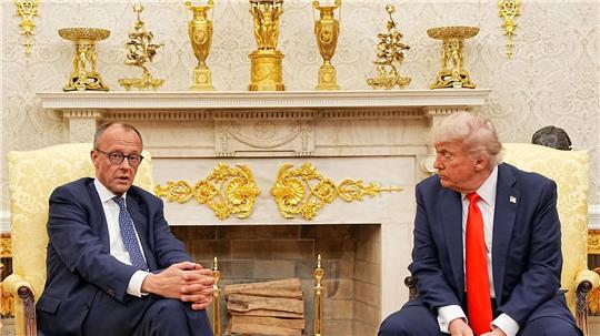 US-Präsident Donald Trump (r.) empfängt Bundeskanzler Friedrich Merz (CDU) im Oval Office im Weißen Haus.
