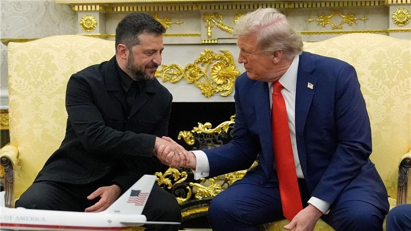 Bilder des Tages US-Präsident Donald Trump (r) trifft sich mit Wolodymyr Selenskyj, Präsident der Ukraine, im Oval Office im Weißen Haus.