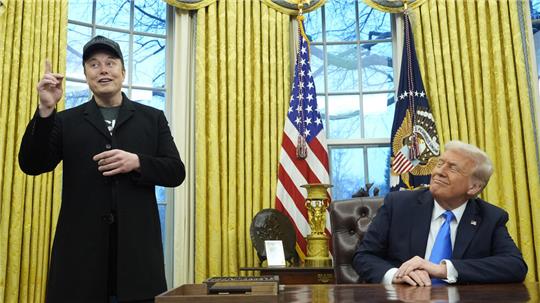 US-Präsident Donald Trump (r.) und Tech-Milliardär Elon Musk ziehen jetzt die Strippen im Oval Office im Weißen Haus.
