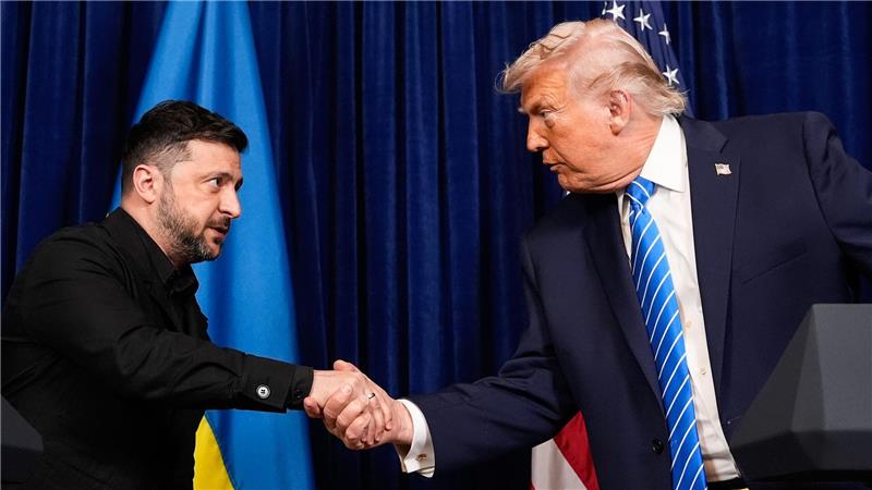 US-Präsident Donald Trump (r) und Wolodymyr Selenskyj, Präsident der Ukraine, geben sich die Hand.