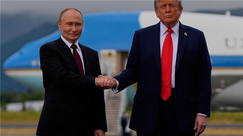 Bilder des Tages US-Präsident Donald Trump (r) und der russische Präsident Wladimir Putin geben sich auf dem Militärstützpunkt Joint Base Elmendorf-Richardson (in Alaska) die Hand.