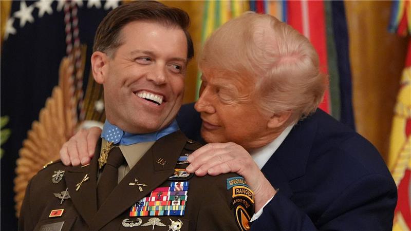 US-Präsident Donald Trump (r) verleiht dem pensionierten Major der Armee Nicholas Dockery im East Room des Weißen Hauses die Ehrenmedaille.