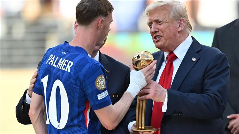 US-Präsident Donald Trump (r) zeichnet Chelseas Matchwinner Cole Palmer als besten Spieler des Turniers aus.
