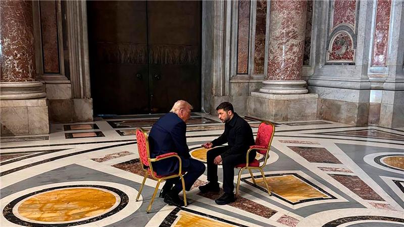 Nach Abschied von Papst Franziskus: Konklave rückt in Fokus US-Präsident Donald Trump (rechts) und der ukrainische Präsident Wolodymyr Selenskyj sprechen im Petersdom. (Archivbild)