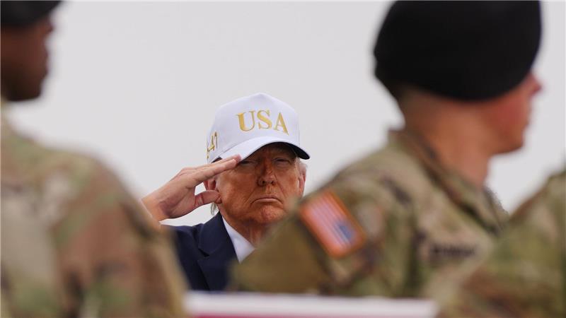 US-Präsident Donald Trump salutiert hinter einer mit der US-Flagge bedeckte Transportkiste mit den sterblichen Überresten eines US-Soldaten, der bei einem iranischen Drohnenangriff auf eine Kommandozentrale in Kuwait getötet wurde.