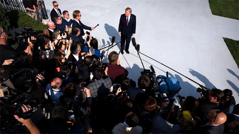 US-Präsident Donald Trump spricht auf dem South Lawn des Weißen Hauses mit Reportern, bevor er an Bord von „Marine One“ geht.