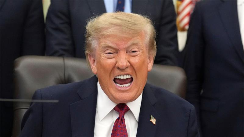 US-Präsident Donald Trump spricht im Oval Office.