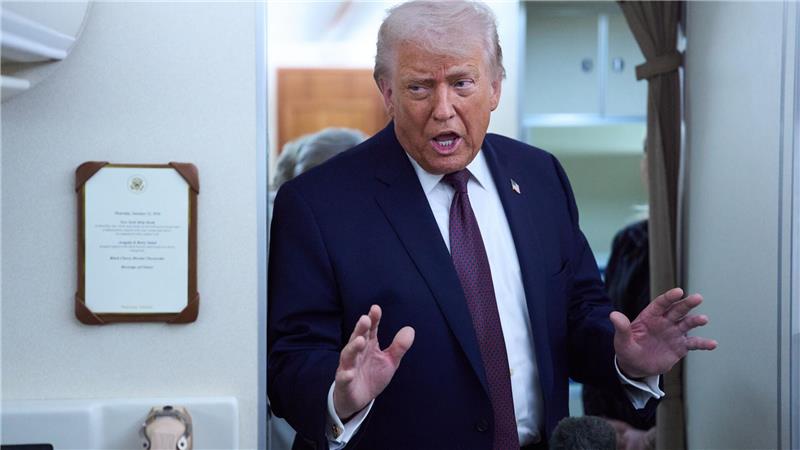 US-Präsident Donald Trump spricht mit Reportern an Bord der Air Force One, nachdem er das Weltwirtschaftsforum in Davos in Richtung Washington verlassen hat.