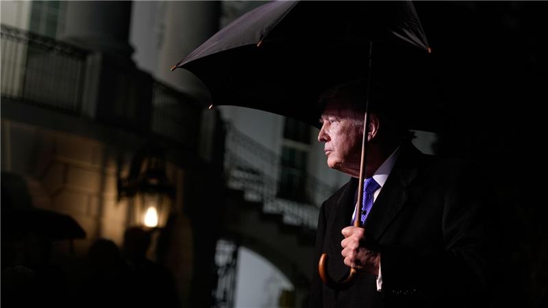 US-Präsident Donald Trump spricht mit Reportern, bevor er mit Marine One vom Südrasen des Weißen Hauses abfliegt.