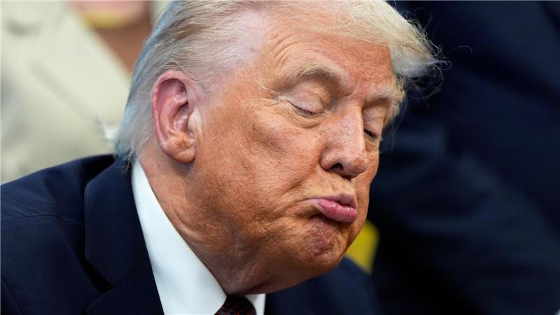 US-Präsident Donald Trump spricht nach dem Verlesen eines Memorandums mit dem Titel „Wiederherstellung von Recht und Ordnung in Memphis“ im Oval Office des Weißen Hauses.