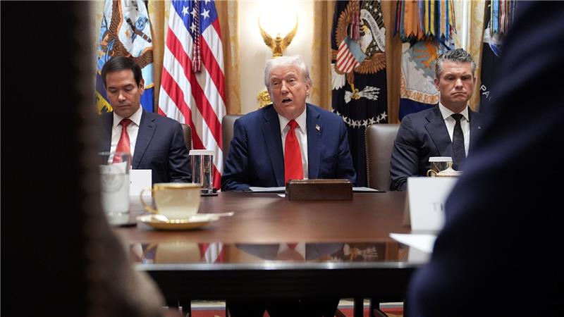 US-Präsident Donald Trump spricht während einer Kabinettssitzung im Weißen Haus, während Außenminister Marco Rubio (l) und Verteidigungsminister Pete Hegseth (r) zusehen.
