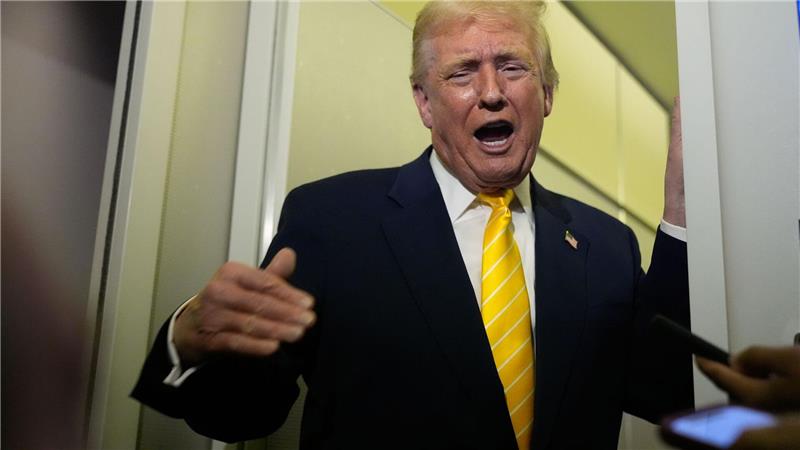 US-Präsident Donald Trump spricht zu Reportern in der Air Force One auf dem Weg zu seinem Anwesen Mar-a-Lago.