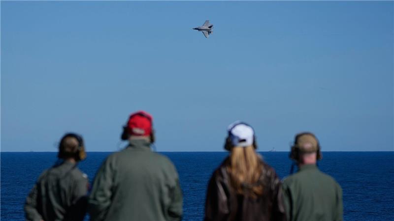 US-Präsident Donald Trump und First Lady Melania Trump beobachten an Bord des Flugzeugträgers USS George H.W. Bush im Atlantik vor der Küste von Norfolk ein Kampfflugzeug im Rahmen des 250-jährigen Jubiläums der US-Marine.